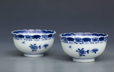 钴料燃烧后呈蓝色的青花瓷